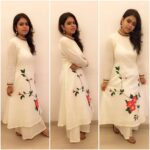 Dipika Kakar Instagram - Saba trusted me with her pretty plain white kurta that was my canvas & I painted these flowers on it... How do you like it? #mymuse #loveforpainting Doesn't she look absolutely ethereal?