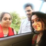 Dipika Kakar Instagram - We heading to Agra!!!!! Sleppyyyy, tired we stop for a Coffee break!!!! me my hair didi n makeup dada 😊😊😊😊😊 #SSK #simar #colorstv #sasuralsimarka
