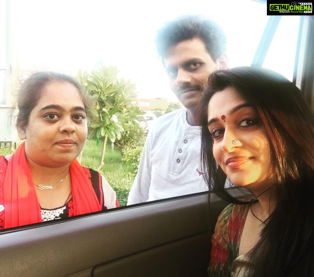 Dipika Kakar Instagram - We heading to Agra!!!!! Sleppyyyy, tired we stop for a Coffee break!!!! me my hair didi n makeup dada 😊😊😊😊😊 #SSK #simar #colorstv #sasuralsimarka
