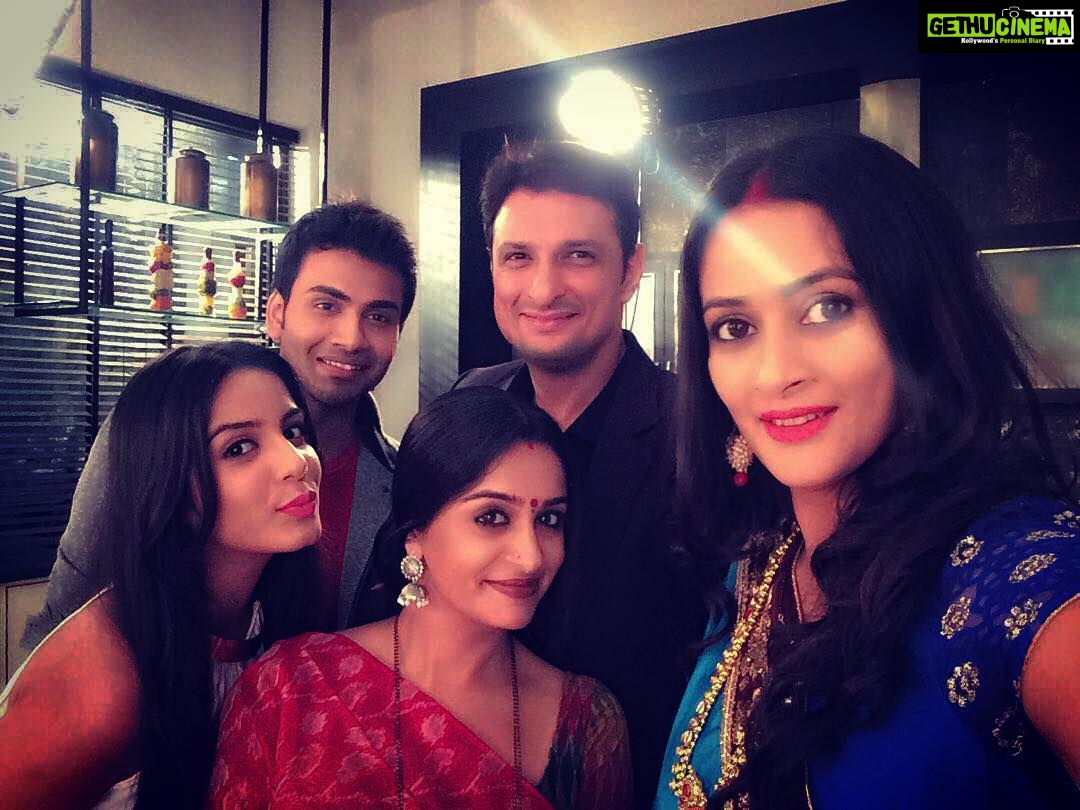 Dipika Kakar Instagram - With these lovely people!!! Between shots 😘😘😘😘 @jaswirkaur @nikkiness8 @abhinandanjindal #rushadrana @colorstv