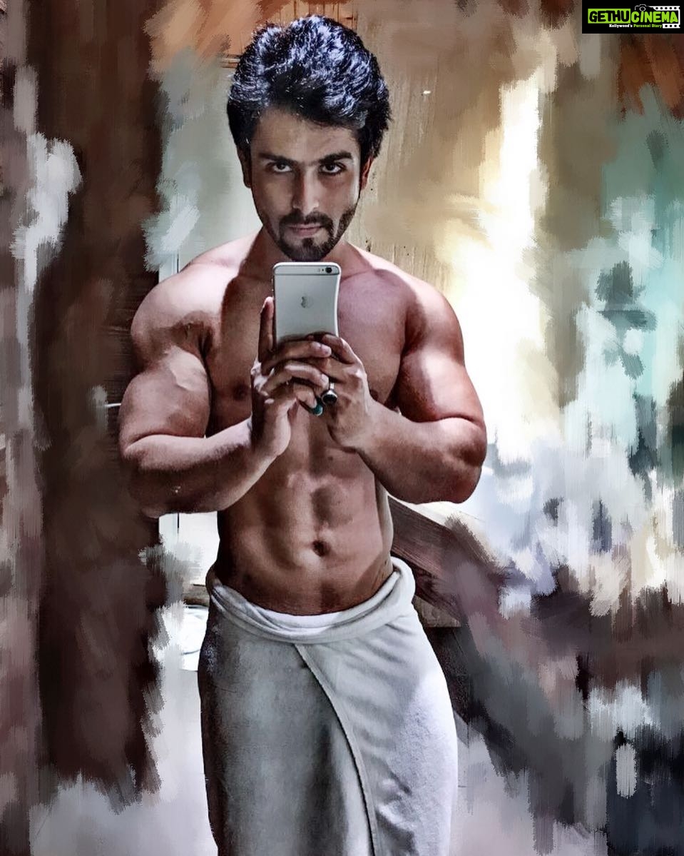 Dipika Kakar Instagram - he has achieved this all by himself!!! his dedication is unbeatable!!! and still he doesnt stop... his hardwork continues to get better n fitter with each day!!!! I adore u for ur hardwork @shoaib2087 😘😘😘😘😘😘