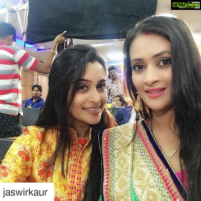 Dipika Kakar Instagram - #Repost @jaswirkaur with @repostapp ・・・ In between the lights, Camera, Action 😉 #SasuralSimarKa #Simar #Dipika #adorableherself @ms.dipika 😘