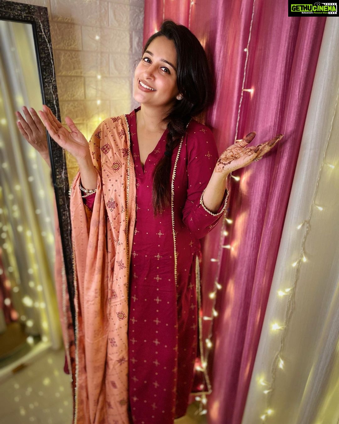 Dipika Kakar Instagram - A very Happy New Year to everyone! May this year get good health & prosperity for eveyone!!! . . . . wearing : @rivaajclothing @dinky_nirh