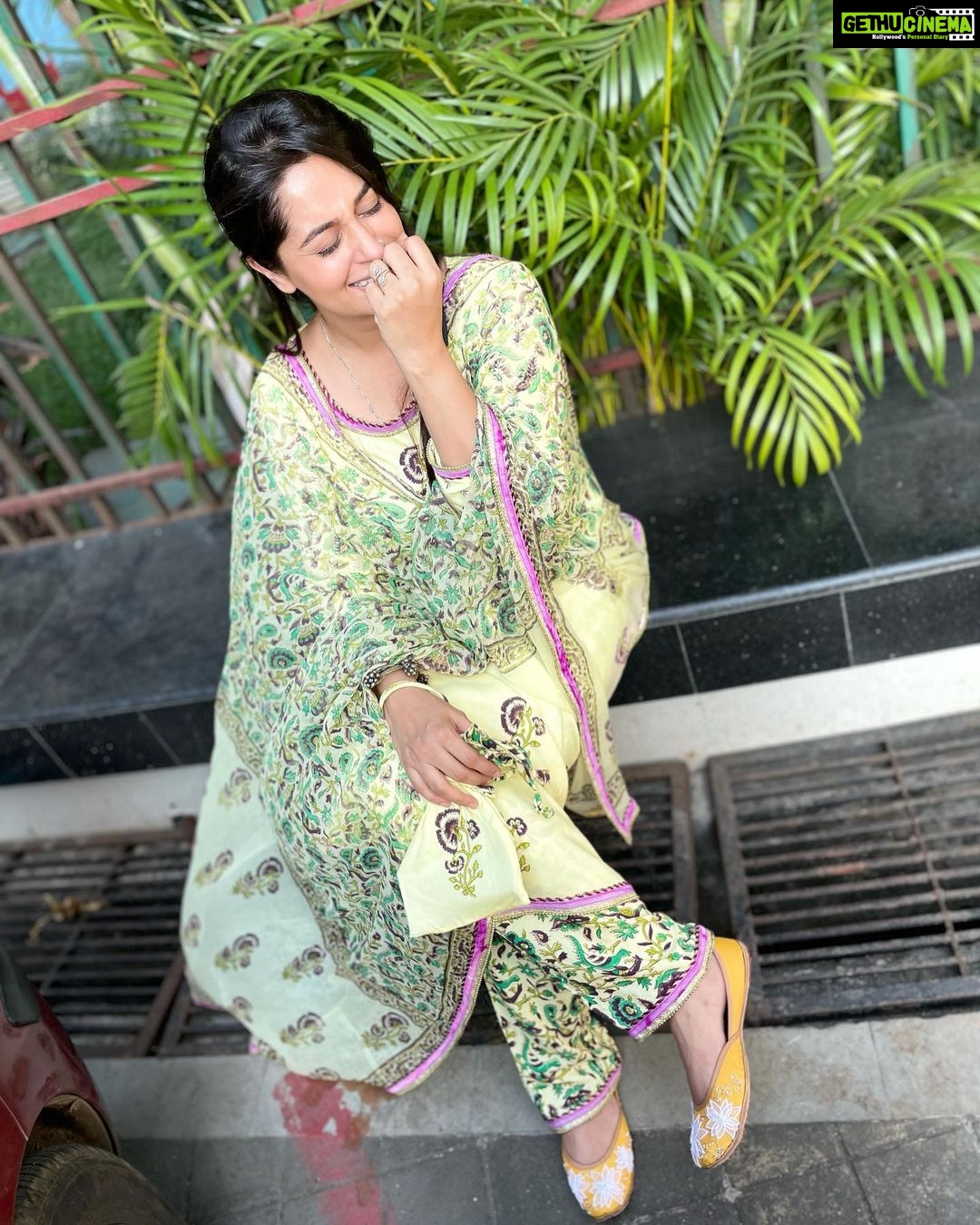 Dipika Kakar Instagram - Being happy never goes out of style ❤️ . . styled by @dinky_nirh outfit by @rivaajclothing juttis bt @thetinseltoes . . P.S. Loved the mask & potli ❤️