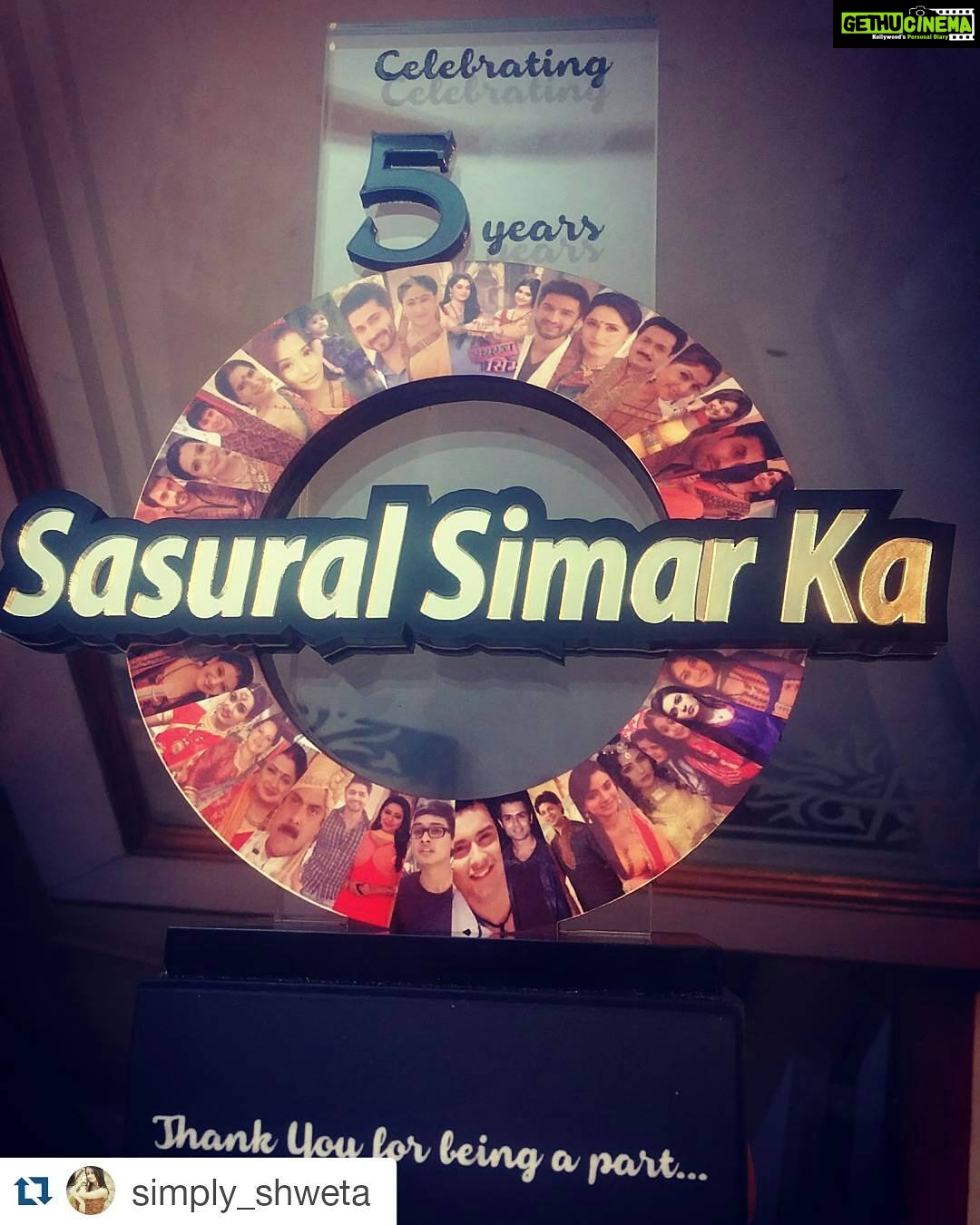 Dipika Kakar Instagram - 😘😘😘😘😘😘😘😘 #Repost @simply_shweta with @repostapp ・・・ Sweet momento from simar to her bharadwaj pariwar 😻😙😎