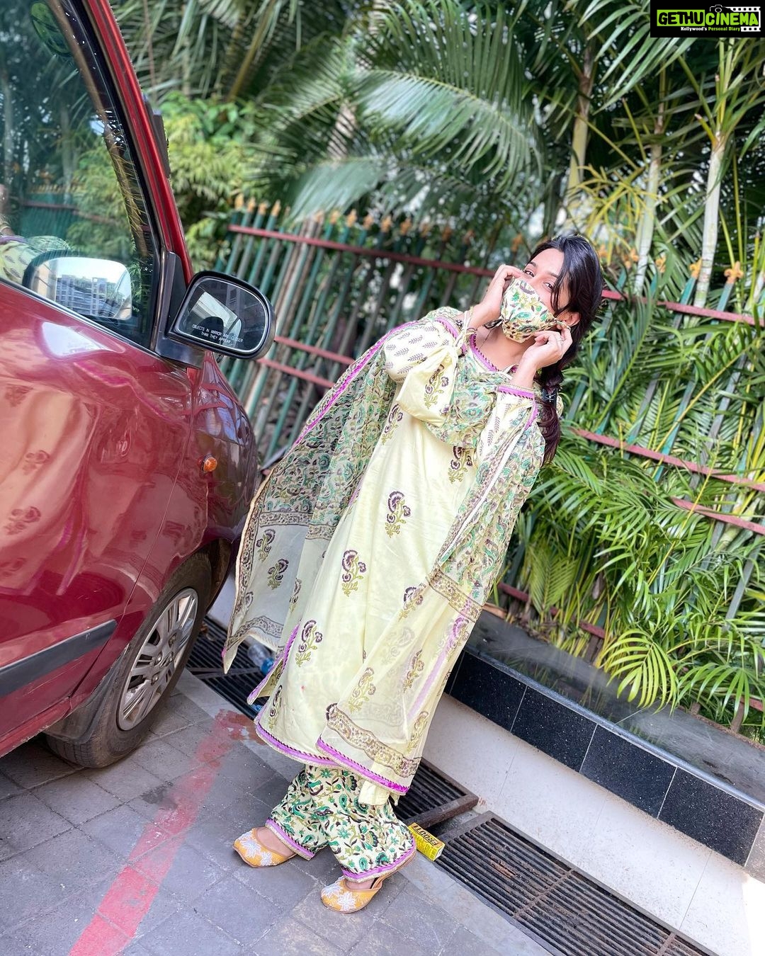 Dipika Kakar Instagram - Being happy never goes out of style ❤️ . . styled by @dinky_nirh outfit by @rivaajclothing juttis bt @thetinseltoes . . P.S. Loved the mask & potli ❤️