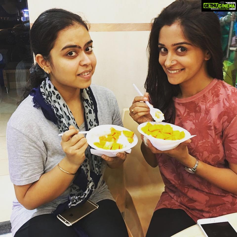 Dipika Kakar Instagram - and mangoes have reached #naturalicecream !!!!!! Yipeeeeee!!!!! How i wait for the entire year for this!!!!! malai ice cream with cut mango pieces yummmmmm!!!!