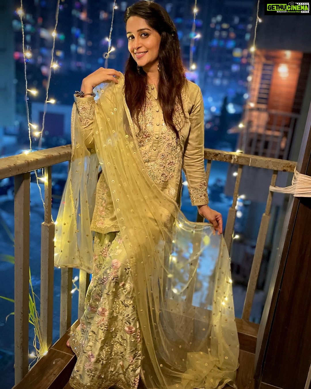 Dipika Kakar Instagram - Loved wearing this lovely outfit by @gopivaiddesigns this diwali ❤️ #celebrateingv