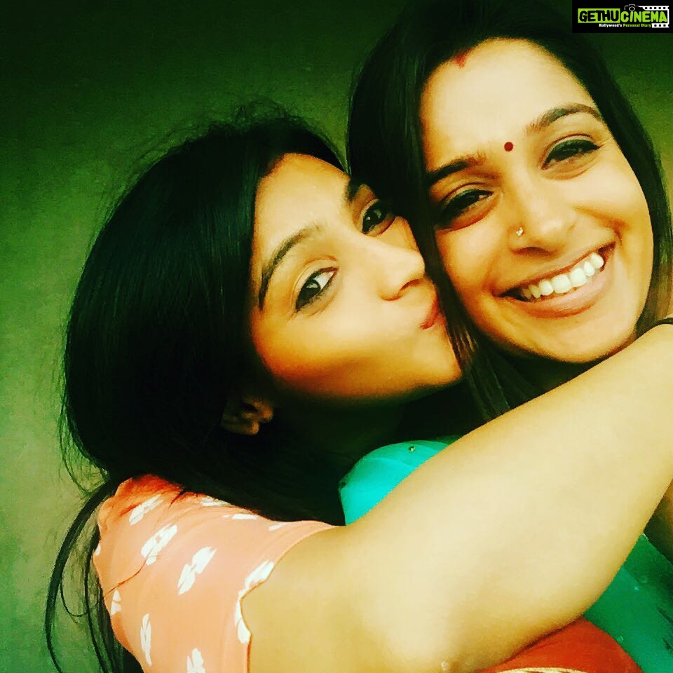 Dipika Kakar Instagram - My mad girl packs up and showers all her happiness 😘😘😘😘😘😘😘😘😘😘 #shooting #ssk #actorslife #friendz #sasuralsimarka #simar #khushi