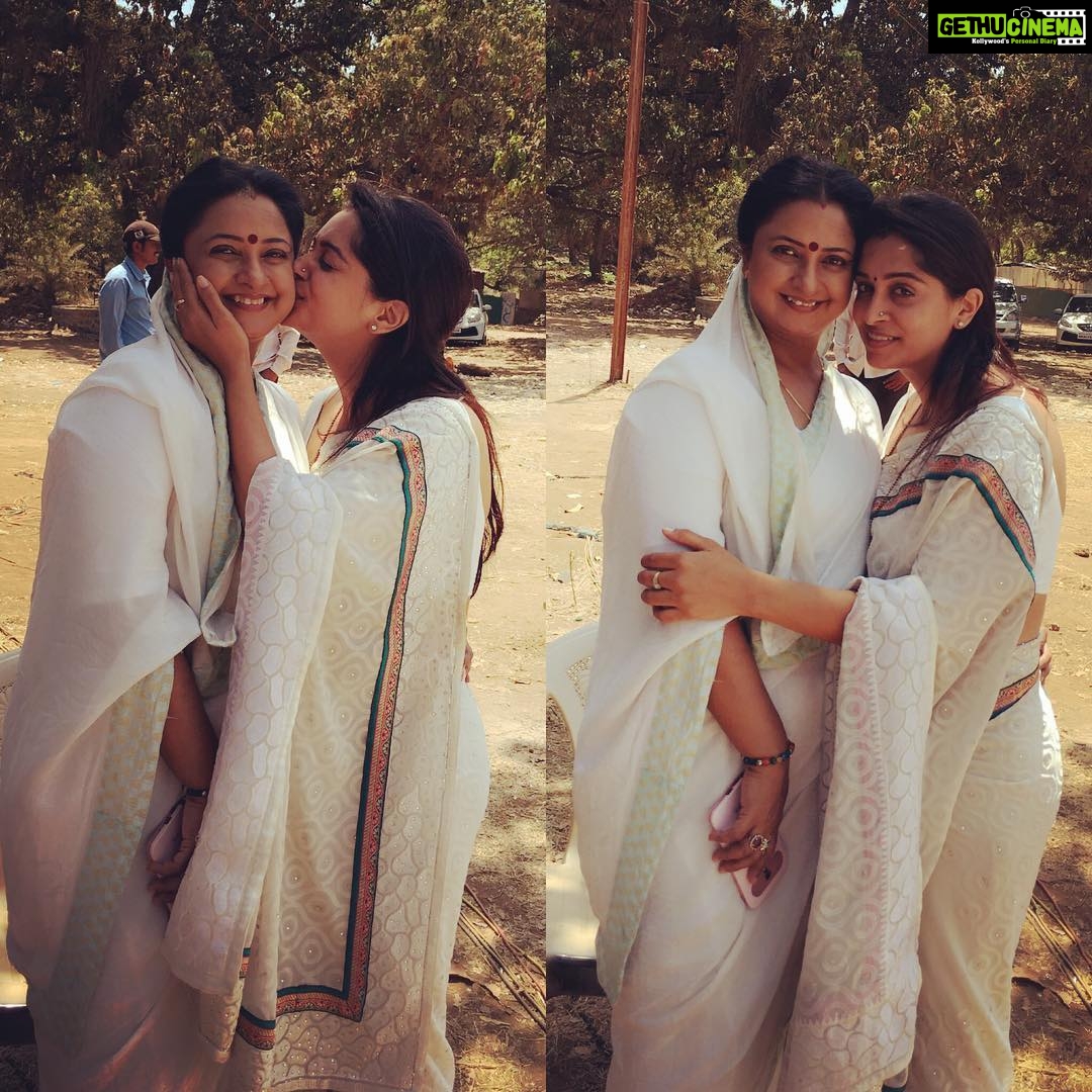 Dipika Kakar Instagram - Wenever she is back to shoot with us i really have a feeling that my mom has come to meet me!!! Her love is always overwhelming and unconditional!!!! I love u mummaaaaa!!!! Thank u for all the love u shower upon me 😘😘😘😘😘