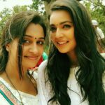 Dipika Kakar Instagram - simar and prerna first selfie!!! Welcomeeeeeeee @mansisrivastavaa!!!!! Looking fwd for a beautifull journey with you 😘😘😘😘😘 #ssk #sasuralsimarka #simar #shoot #colorstv