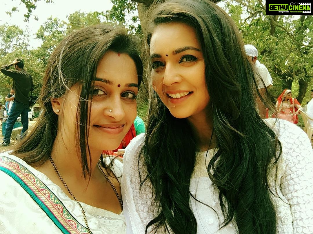 Dipika Kakar Instagram - simar and prerna first selfie!!! Welcomeeeeeeee @mansisrivastavaa!!!!! Looking fwd for a beautifull journey with you 😘😘😘😘😘 #ssk #sasuralsimarka #simar #shoot #colorstv