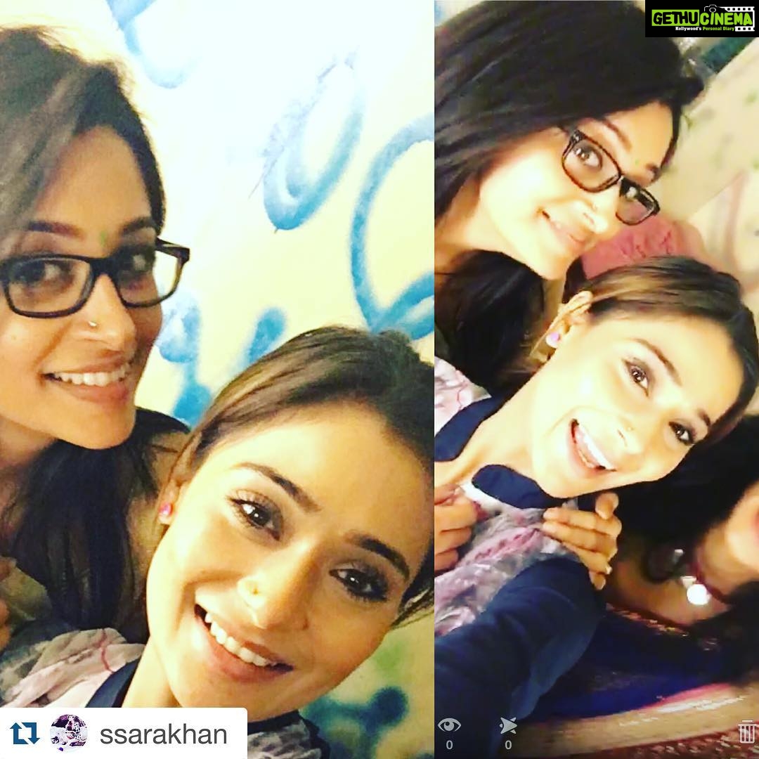 Dipika Kakar Instagram - #Repost @ssarakhan with @repostapp. ・・・ Again we r meeting after ages While Shooting #love #sisters #dipika #ssarakhan #us #oldbond #friendz #friendz4life #mwaaaa#