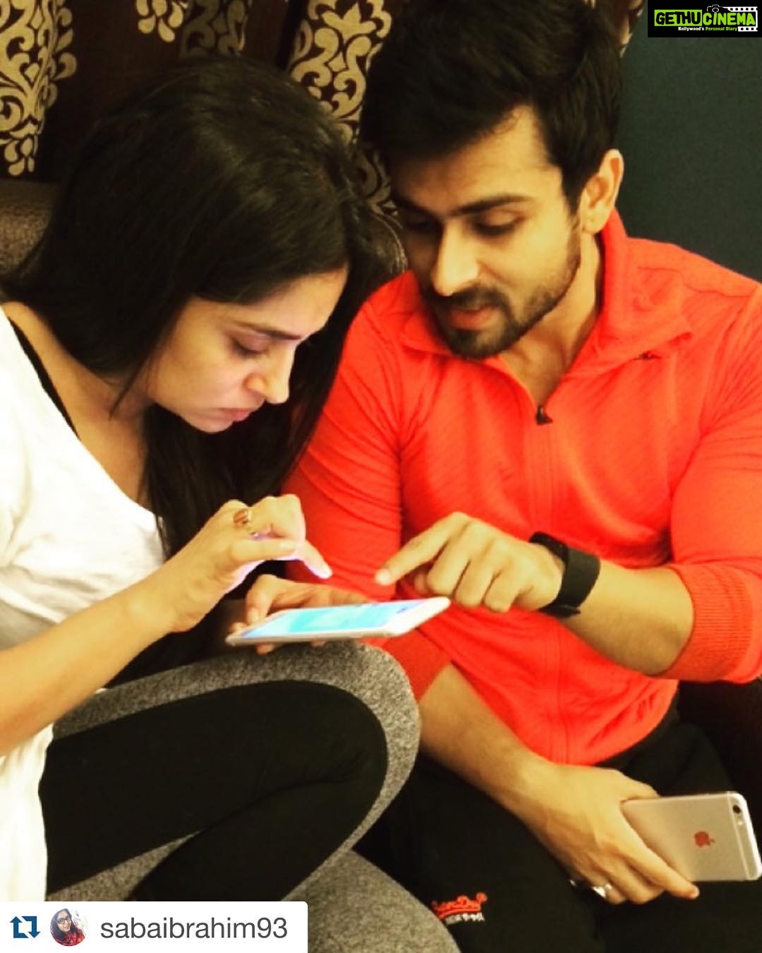 Dipika Kakar Instagram - #Repost @sabaibrahim93 with @repostapp. ・・・ bhai teaching snapchating to dipi di 😆 @ms.dipika @shoaib2087 🙈😁 #snapchat #snapchataddiction