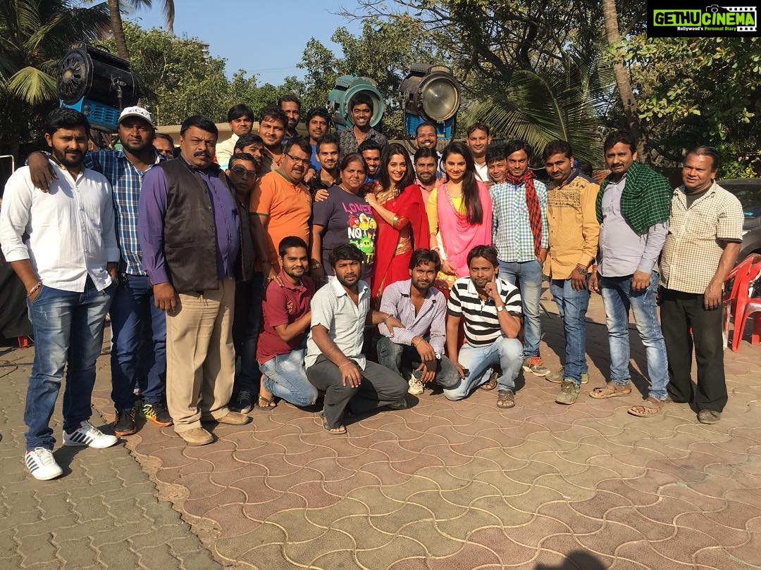 Dipika Kakar Instagram - U always see us actors not the unit!!! Today here i want to introduce you to my ssk team!!! The credit of we being no1 is our teamwork and everybodys hardwork!!! This is my ssk family😘😘😘😘