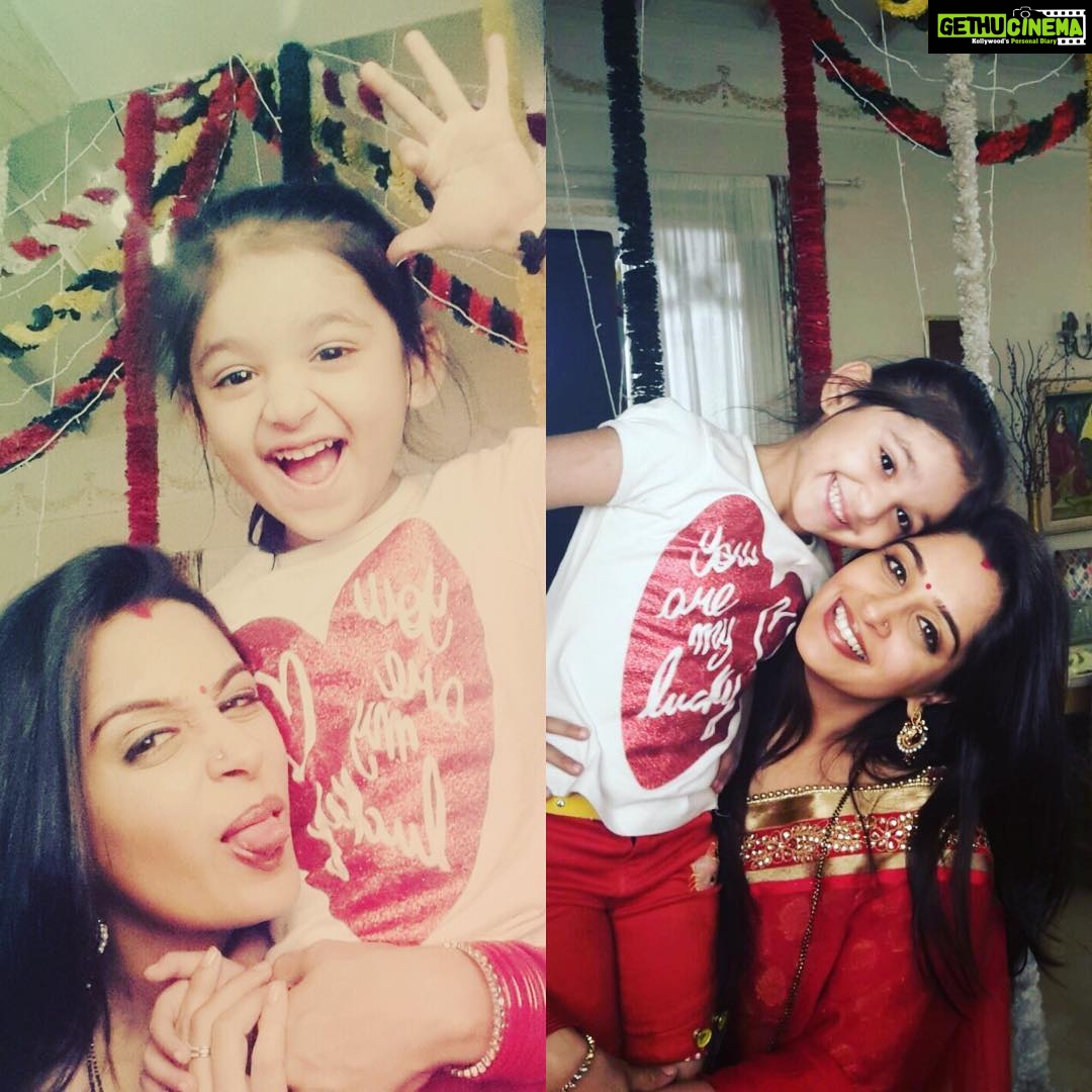 Dipika Kakar Instagram - @ritvi_anjali_sasural_simar_ka with me between shots!!! Shes innocent cute and adorable my darling anjali!!! 😘😘😘😘