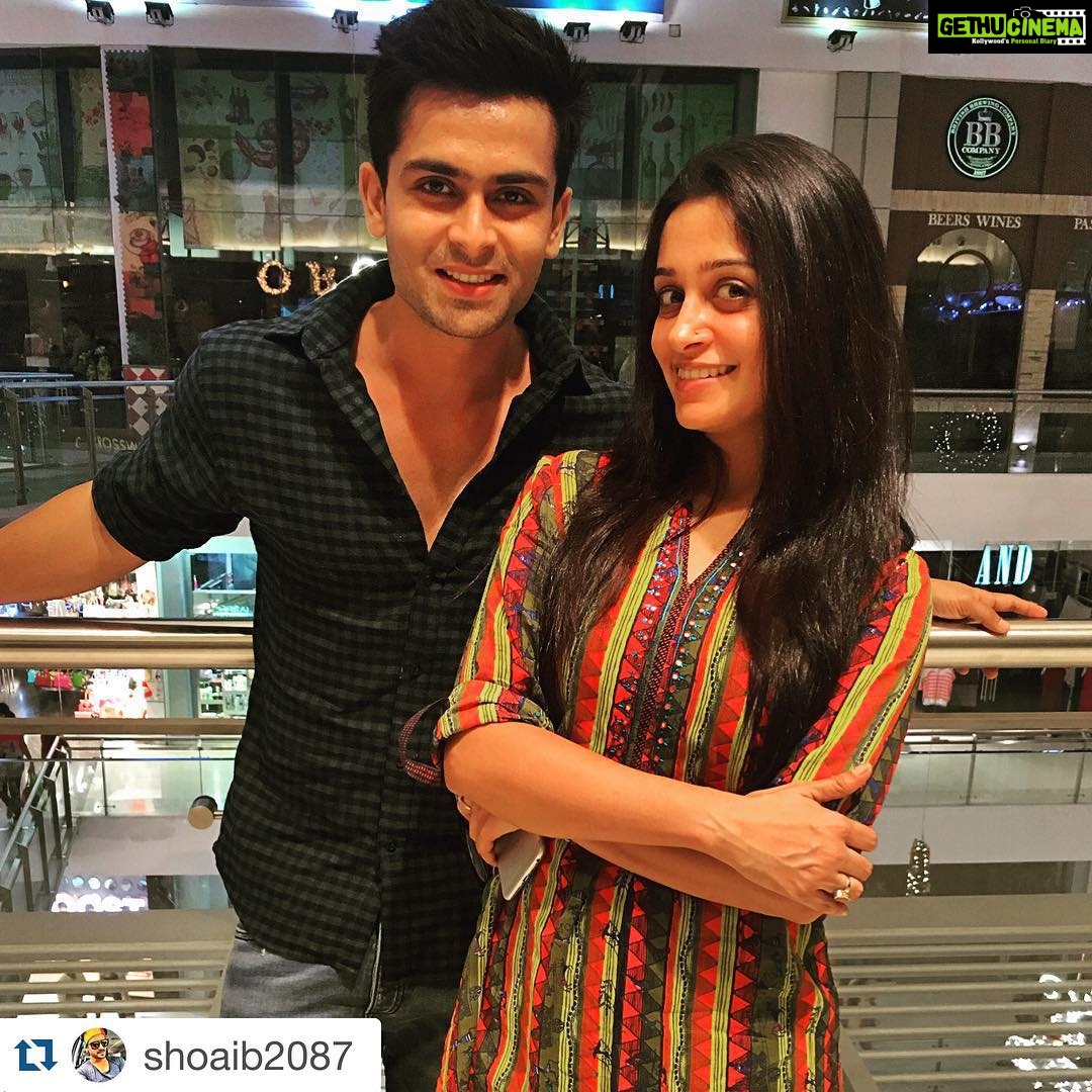 Dipika Kakar Instagram - #Repost @shoaib2087 with @repostapp. ・・・ A very happy new year to all our fans!!! This pic is from both of us specially for all you guys!!! Thanks for the love u guys have showered on us alwaysssss