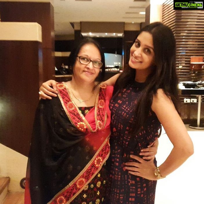 Dipika Kakar Instagram - Mummy and me 😘😘😘😘😘 @renukakar1961 @sabaibrahim93 @shoaib2087 @jyotsnachandola @deepakramola