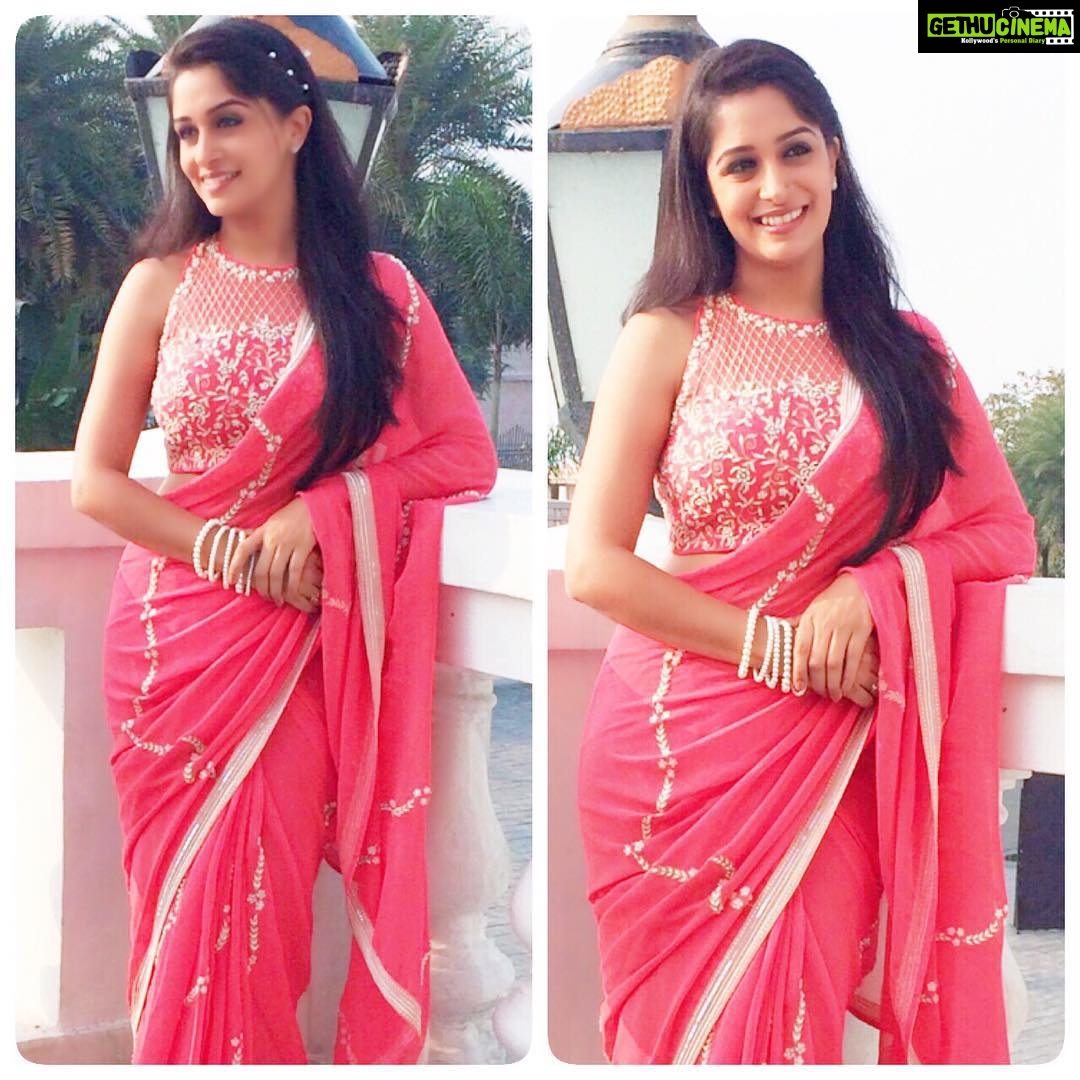 Dipika Kakar Instagram - Had a lovely time in Lucknow today at promotions for Joy Body Cream, In a @malasaofficial sari, styling by @_ankiitaa_