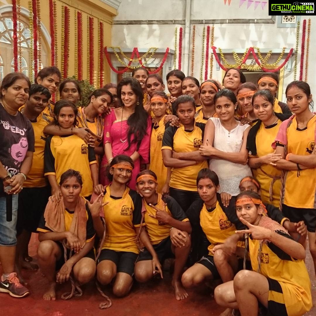Dipika Kakar Instagram - It was super fun shooting with these energetic girls...they were drenched shivering in cold yet enjoying every bit of the shoot... The made the human pyramid n number of times thruout the day... Hats off to them!!! Thank u guys!!!