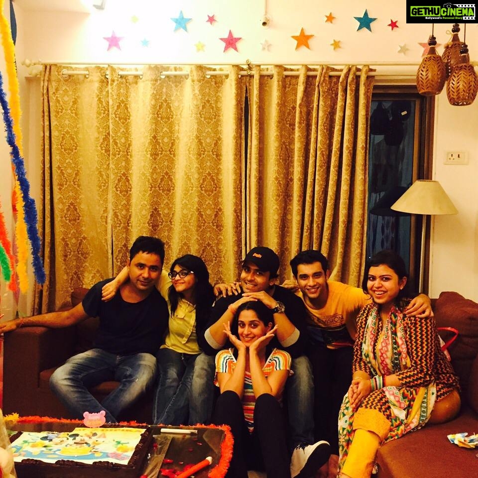 Dipika Kakar Instagram - Some posing with the lovely people who made my birthday bring in a very very spl one 😄😄😄😄😄 @shoaib2087 @sabaibrahim93 @jyotsnachandola #abhisheksharma #ni