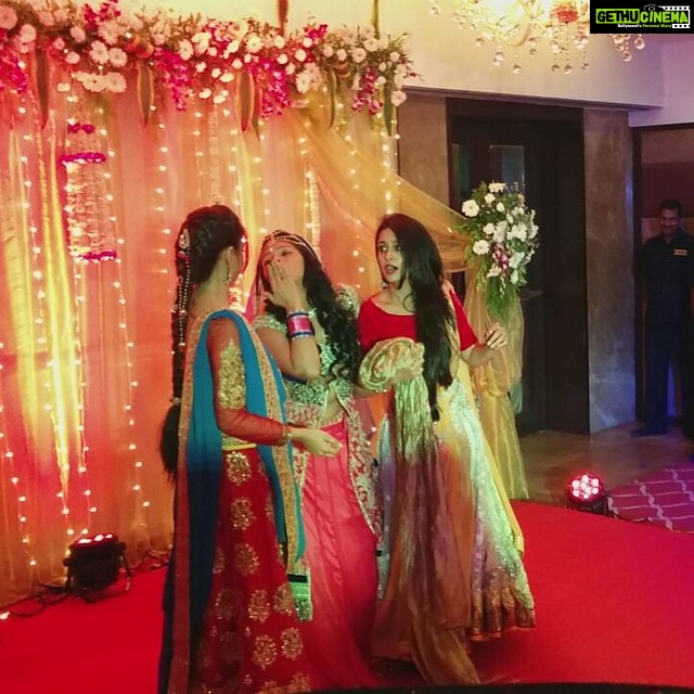 Dipika Kakar Instagram - the bride herself in full action 😘😘😘😘 @shoaib2087 @sabaibrahim93 @jyotsnachandola @falaqnaazz @deepakramola