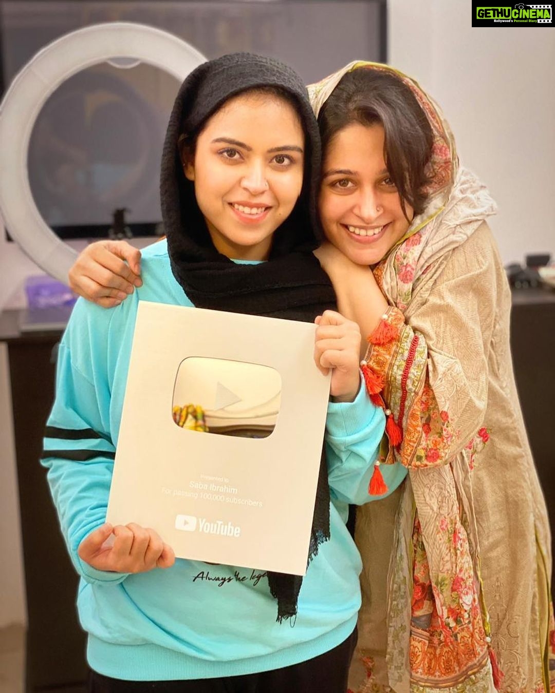 Dipika Kakar Instagram - The Silver Button For @saba_ka_jahaan !!! Bahut bahut bahut mubarak.... you set an example for so many people...Mehnat karke kuch bhi paaya jaa sakta hai!!! you had no knowledge you learnt, worked hard and today this ❤️❤️❤️ So so so proud of u!!! My self-made independant little girl 😘😘 Love u ❤️❤️❤️❤️❤️❤️.... Waiting for gold sooonnnnn 😘 ..... Waise pic me ye gold hi lag raha hai mujhe to.... hahahahahah ❤️❤️❤️ . . . #hardworkpaysoffs #wheretheresawilltheresaway