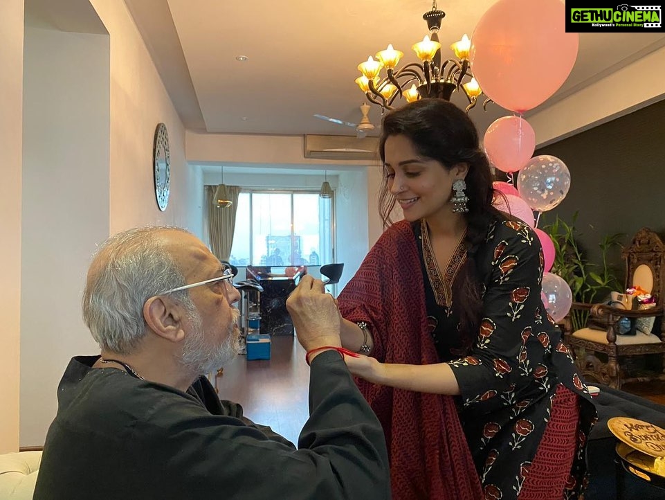 Dipika Kakar Instagram - This is what families are all about... Love Happiness and blessings from elders ❤️ . Thank u nahi bolungi... because u all are my family n no formalities... right @nidhiduttaofficial 😘😘😘.... and what is always most most special to me @bindiyadutta6 ‘s hug and sir blessing me and saying “khush reh hamesha ❤️❤️❤️❤️ 😍😍😍🤗🤗🤗🤗 . . And haaaan Loved the cake @binoygandhi369 jo aapne banaya tha 🤣😜 . . @siddhid11