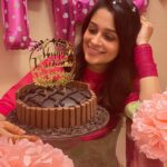 Dipika Kakar Instagram – Yesss this has to be my first post!!! From always pampering me to making me feel extra special you have done it all!!! however, I could never imagine you stepping into the kitchen! and now you’ve done this 😍😅 Thank uuuuuuuu @shoaib2087 for making this beautiful cake for me all by urself…. its the best cake for me of all my birthdays so far… and this has made this birthday super special for me 😍😍😍😍……..
 .
 .
 .
#alhamdulillah #blessed #happiness #birthdaycake