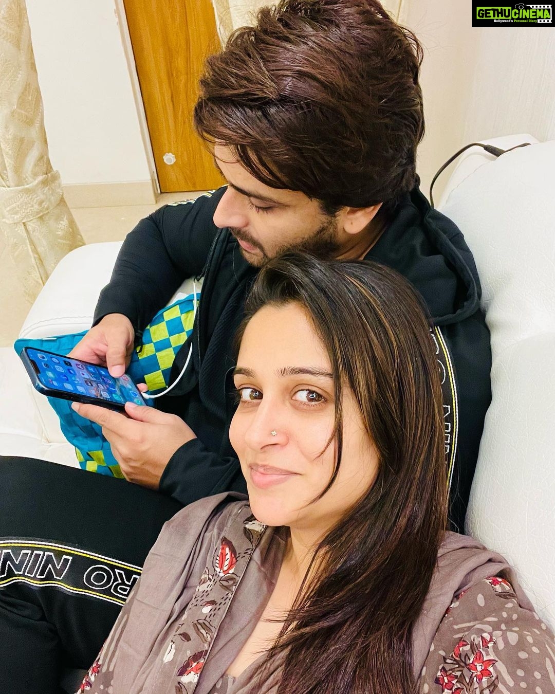Dipika Kakar Instagram - When he pretends to be busy on phone… ➡️ & Cant pretend enough ❤️❤️❤️ @shoaib2087