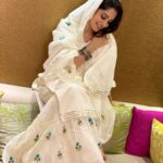 Dipika Kakar Instagram - Muskurane ke maksad na dhundo... Warna zindagi yuhi kat jayegi.. Kabhi bewajah bhi muskura ke dekho.. Aapke sath sath zindagi bhi muskurayegi.. ❤️