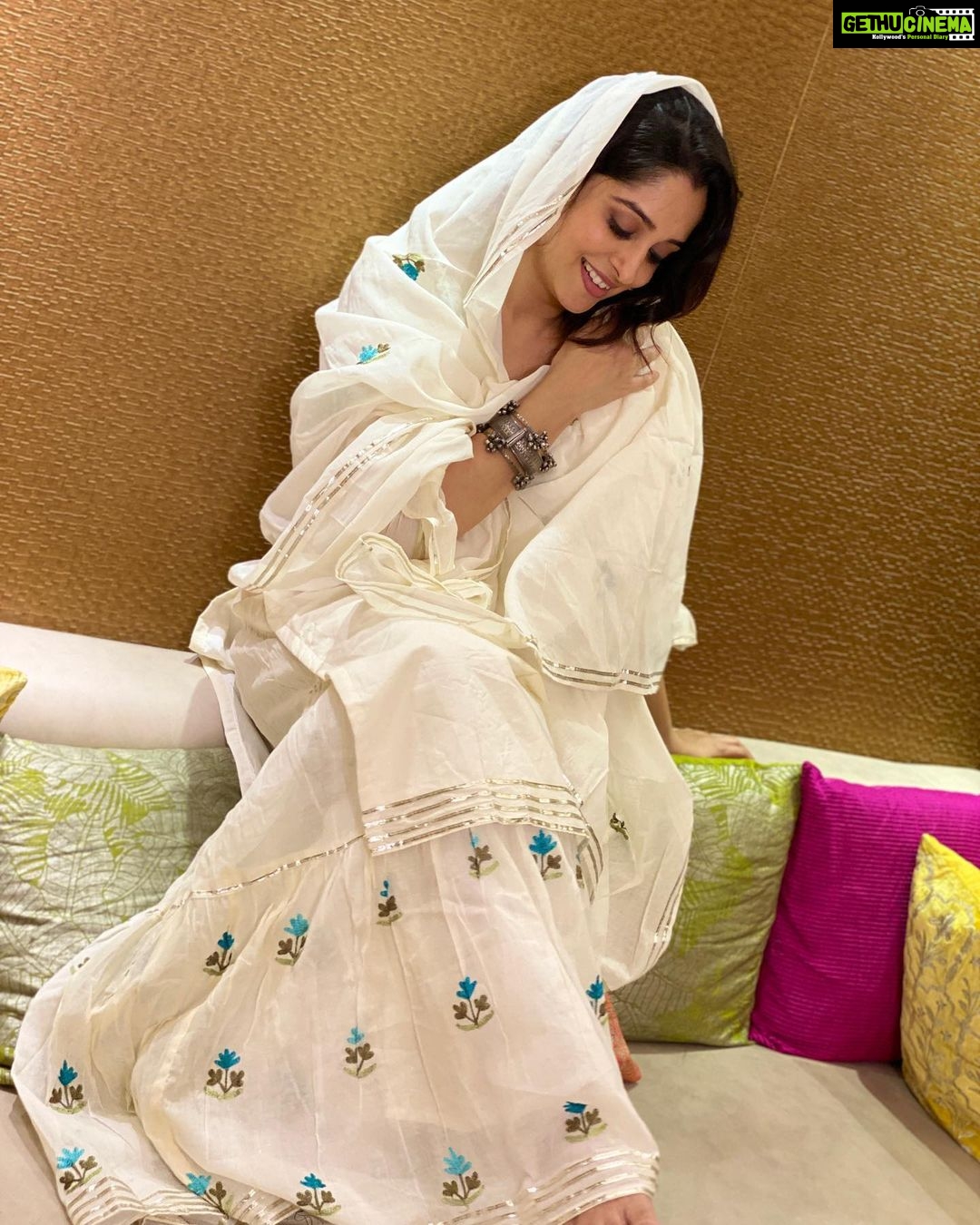 Dipika Kakar Instagram - Muskurane ke maksad na dhundo... Warna zindagi yuhi kat jayegi.. Kabhi bewajah bhi muskura ke dekho.. Aapke sath sath zindagi bhi muskurayegi.. ❤️