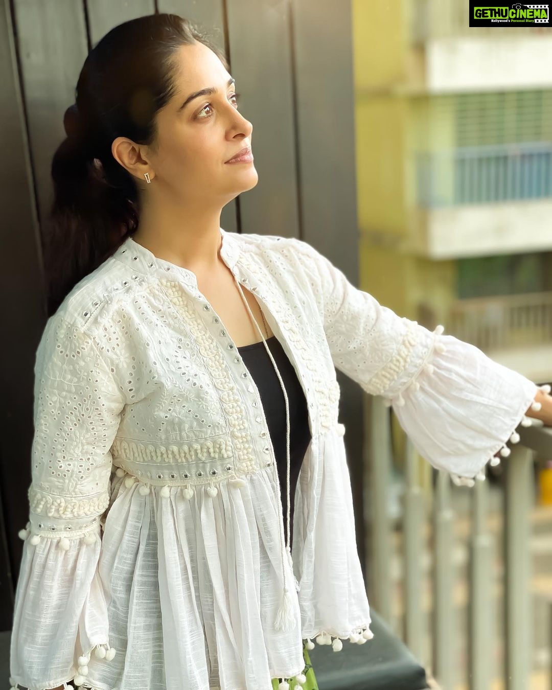 Dipika Kakar Instagram - Your thoughts shape your vision.. You see what you choose to see.. ☺️