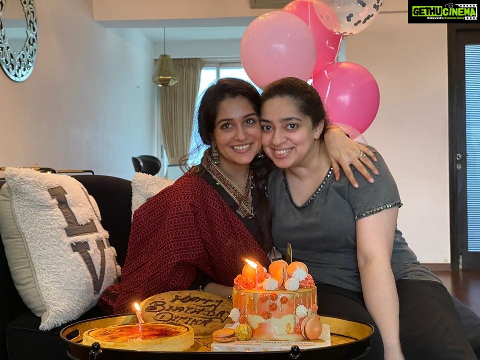 Dipika Kakar Instagram - This is what families are all about... Love Happiness and blessings from elders ❤️ . Thank u nahi bolungi... because u all are my family n no formalities... right @nidhiduttaofficial 😘😘😘.... and what is always most most special to me @bindiyadutta6 ‘s hug and sir blessing me and saying “khush reh hamesha ❤️❤️❤️❤️ 😍😍😍🤗🤗🤗🤗 . . And haaaan Loved the cake @binoygandhi369 jo aapne banaya tha 🤣😜 . . @siddhid11