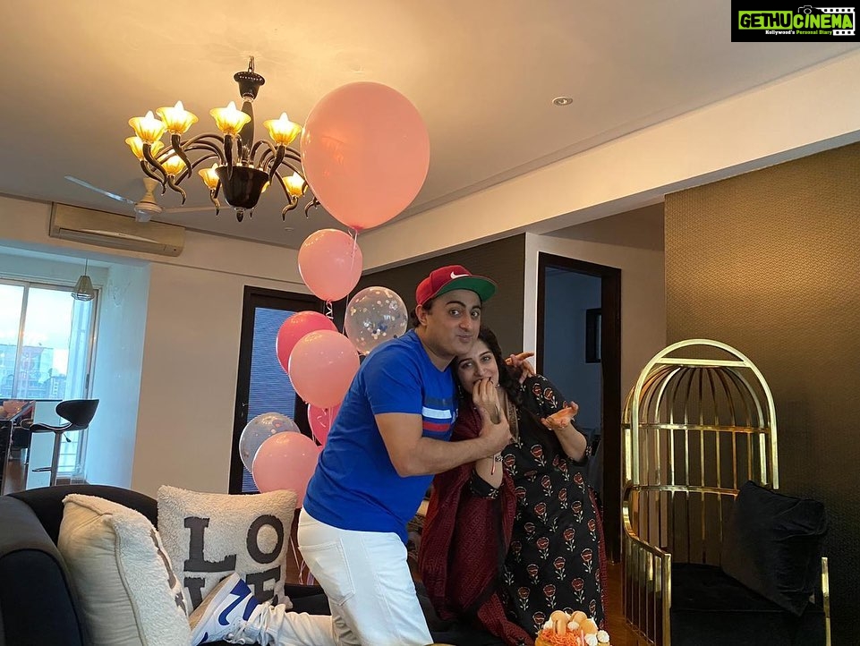 Dipika Kakar Instagram - This is what families are all about... Love Happiness and blessings from elders ❤️ . Thank u nahi bolungi... because u all are my family n no formalities... right @nidhiduttaofficial 😘😘😘.... and what is always most most special to me @bindiyadutta6 ‘s hug and sir blessing me and saying “khush reh hamesha ❤️❤️❤️❤️ 😍😍😍🤗🤗🤗🤗 . . And haaaan Loved the cake @binoygandhi369 jo aapne banaya tha 🤣😜 . . @siddhid11