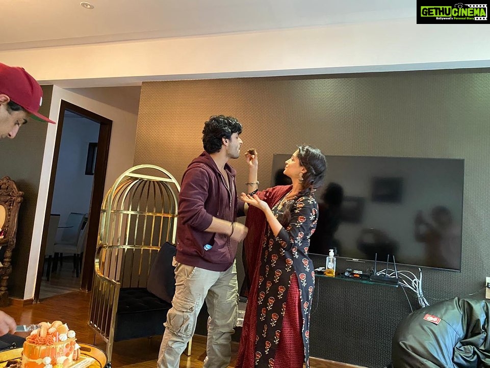Dipika Kakar Instagram - This is what families are all about... Love Happiness and blessings from elders ❤️ . Thank u nahi bolungi... because u all are my family n no formalities... right @nidhiduttaofficial 😘😘😘.... and what is always most most special to me @bindiyadutta6 ‘s hug and sir blessing me and saying “khush reh hamesha ❤️❤️❤️❤️ 😍😍😍🤗🤗🤗🤗 . . And haaaan Loved the cake @binoygandhi369 jo aapne banaya tha 🤣😜 . . @siddhid11