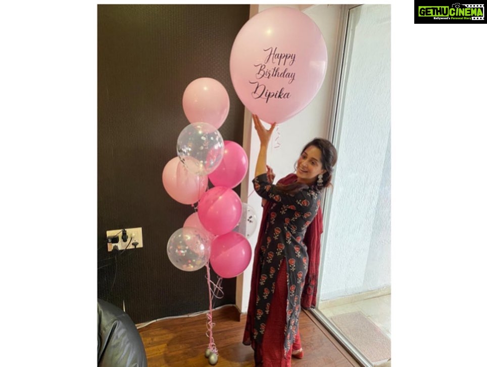 Dipika Kakar Instagram - This is what families are all about... Love Happiness and blessings from elders ❤️ . Thank u nahi bolungi... because u all are my family n no formalities... right @nidhiduttaofficial 😘😘😘.... and what is always most most special to me @bindiyadutta6 ‘s hug and sir blessing me and saying “khush reh hamesha ❤️❤️❤️❤️ 😍😍😍🤗🤗🤗🤗 . . And haaaan Loved the cake @binoygandhi369 jo aapne banaya tha 🤣😜 . . @siddhid11