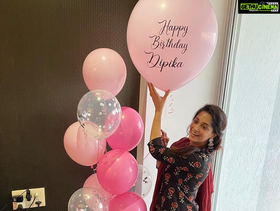 Dipika Kakar Instagram - This is what families are all about... Love Happiness and blessings from elders ❤️ . Thank u nahi bolungi... because u all are my family n no formalities... right @nidhiduttaofficial 😘😘😘.... and what is always most most special to me @bindiyadutta6 ‘s hug and sir blessing me and saying “khush reh hamesha ❤️❤️❤️❤️ 😍😍😍🤗🤗🤗🤗 . . And haaaan Loved the cake @binoygandhi369 jo aapne banaya tha 🤣😜 . . @siddhid11