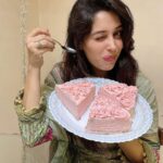 Dipika Kakar Instagram - Okkkkk Everybodyyyy..... This is a flavour of cake Ive been wanting to make from a while.... So tried it and it has come out perfect!!! 💃🏼💃🏼💃🏼💃🏼 Rose Pistachio Mini Cakes ❤️❤️❤️❤️ N they r yummmmm!!!! Cant admire them enough 😜😜😂😂🙈🙈 . . . #rosepistachiocake #happinessisbaking