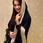Dipika Kakar Instagram - once again Eid mubarak to you all!!!! 🤗 kaisa raha apka celebration?? as you can see i some how manage to complete my dupatta... bataiye kaisa lag raha hai????? 🥰🙈