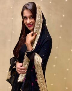 Dipika Kakar Instagram - once again Eid mubarak to you all!!!! 🤗 kaisa raha apka celebration?? as you can see i some how manage to complete my dupatta... bataiye kaisa lag raha hai????? 🥰🙈