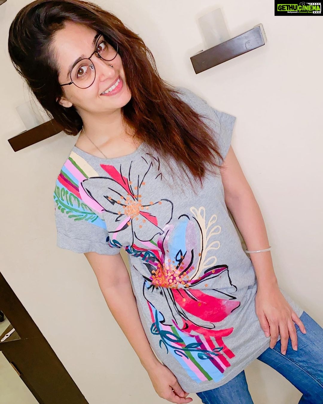 Dipika Kakar Instagram - Tadaaaaa!!!!!! And its done!!!! Bahut jagah par atki, meri pasand ke colors nahi the , kuch sukh gaye the , par jaise taise complete ho hi gayee.... And I liked it!!! what about u guys??? . . . #happiness #hobbies #tshirtpainting