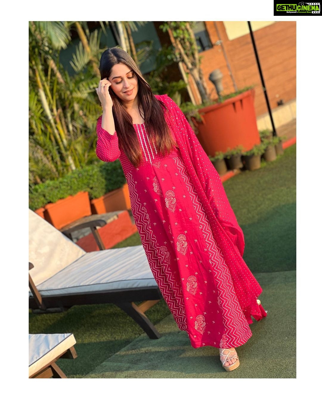 Dipika Kakar Instagram - Flaunt your Simplicity!!! . . outfit by : @meghmalhaar_ @dinky_nirh