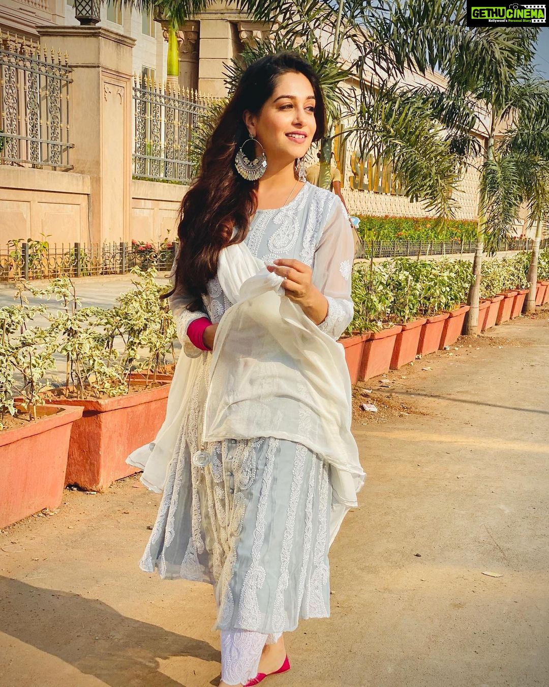 Dipika Kakar Instagram - you have to tell yourself YOU ARE FEELING BETTER..... and you actually will!!! 😊😊😊 wearing earings from my Favourite @jhaanjhariya kyunki shoaib me kaha isiliye 👇🏻 pic n edit courtesy @shoaib2087 😂😂😂