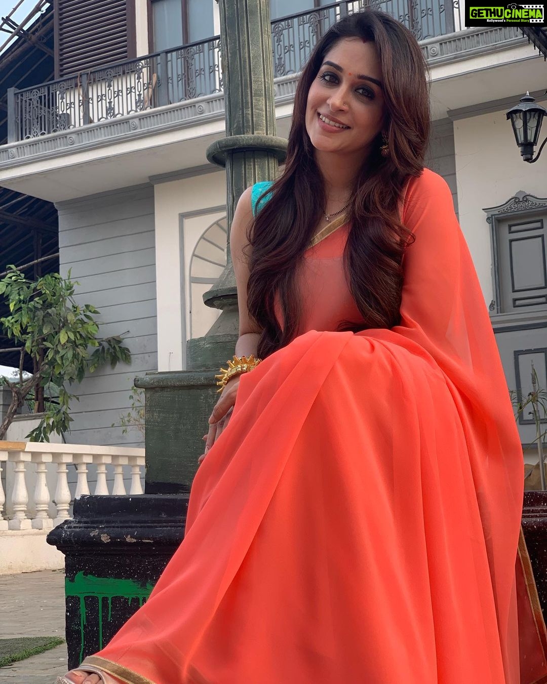 Dipika Kakar Instagram - In the middle of a rush rush day at shoot!!! @helo_indiaofficial