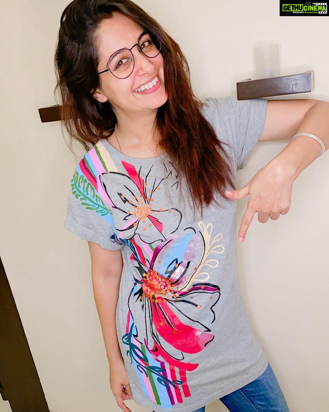 Dipika Kakar Instagram - Tadaaaaa!!!!!! And its done!!!! Bahut jagah par atki, meri pasand ke colors nahi the , kuch sukh gaye the , par jaise taise complete ho hi gayee.... And I liked it!!! what about u guys??? . . . #happiness #hobbies #tshirtpainting