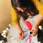 Dipika Kakar Instagram - T-shirt Painting!!! 🎨 . . #fabricpainting #colors #hobby #newlook #oldtshirt