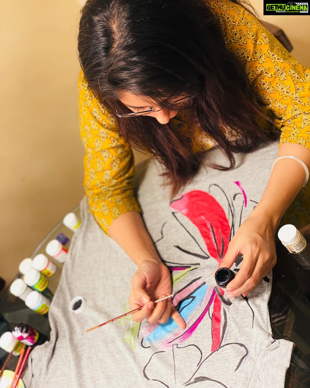 Dipika Kakar Instagram - T-shirt Painting!!! 🎨 . . #fabricpainting #colors #hobby #newlook #oldtshirt