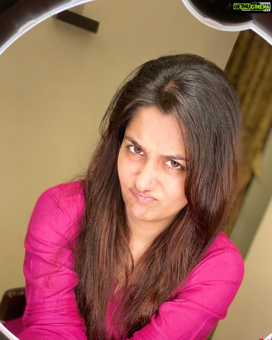 Dipika Kakar Instagram - when i have to sit for βtest clicksβ while he is setting up the frame for himself πππ!! . . . waise test clicks bhi ache hi aa gaye what say??? πππ #stayhome #staysafe