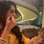 Dipika Kakar Instagram - Getting ready for a close up shot 😜 @helo_indiaofficial #kahaanhumkahaantum #sonakshi